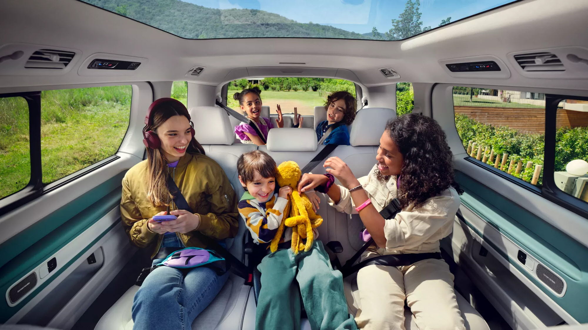 RE_electric_vehicles-id_buzz-id_buzz_kids_interior-16x9-2500x1406-1.jpg